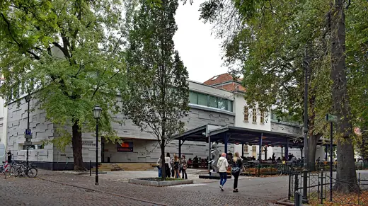 Photo 2: Exterior