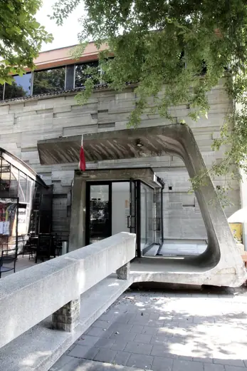 Photo 4: Exterior · main entrance