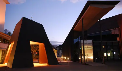 Photo 3: Exterior
