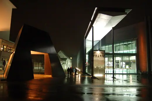 Photo 4: Exterior