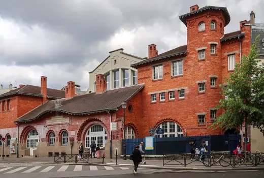 Photo 1: Exterior