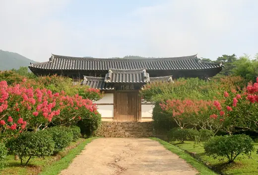 Photo 2: Exterior
