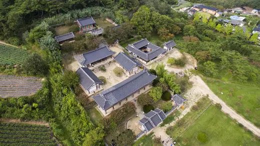 Photo 3: Exterior
