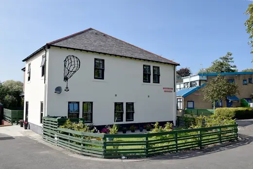 Photo 2: Exterior