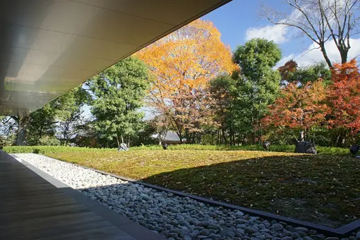 Photo 3: Exterior