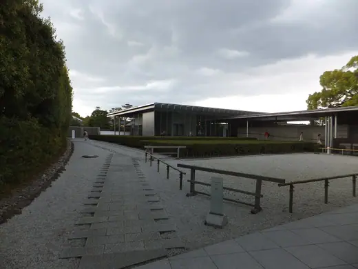 Photo 4: Exterior