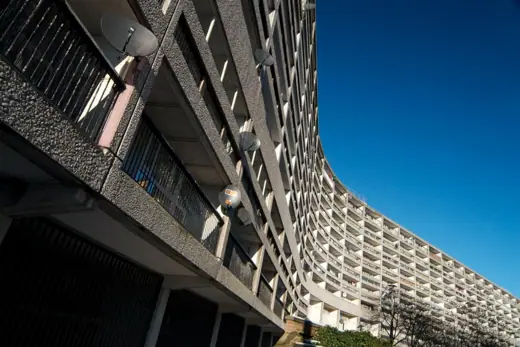 Photo 4: Exterior