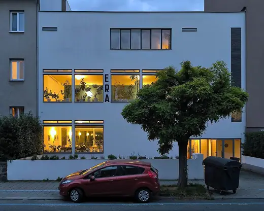 Photo 3: Exterior