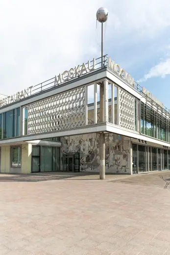 Photo 4: Exterior · Blick auf das Café Moskau von der Karl-Marx-Allee/Schillingstraße