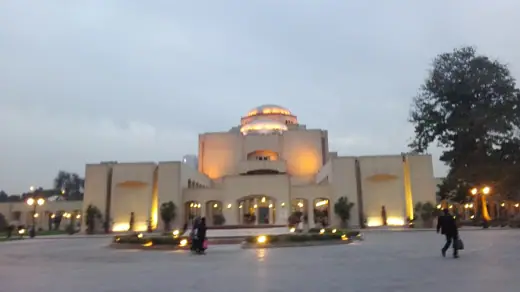 Photo 4: Exterior