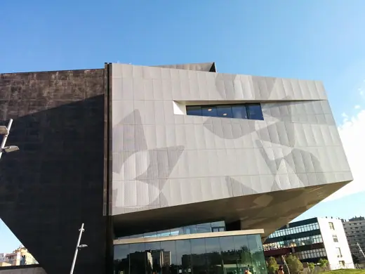 Photo 3: Exterior · Edificio CaixaForum en la avenida José Anselmo Clavé de Zaragoza