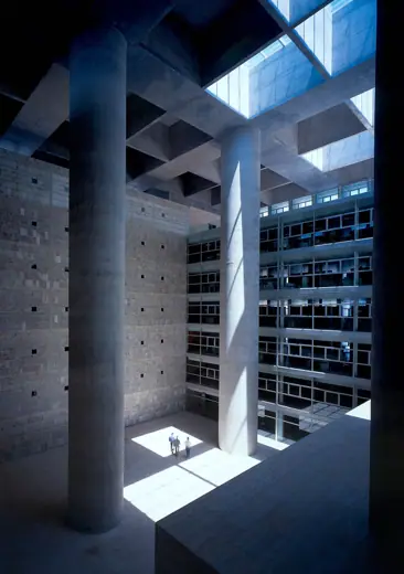 Photo 5: Interior · Interior de la Caja de Granada