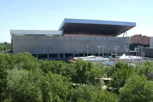 Photo 2: Exterior