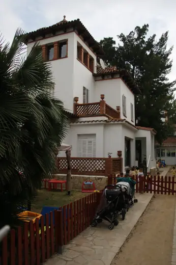 Photo 2: Exterior