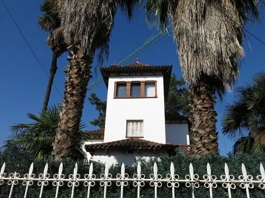 Photo 3: Exterior