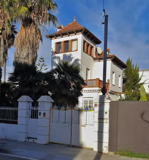 Photo 4: Exterior