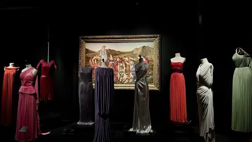 Photo 3: Exterior · Photographie de la scénographie de l'exposition Art&Fashion à la Fondation Calouste Gulbenkian à Lisbonne