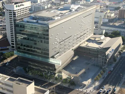 Photo 4: Exterior