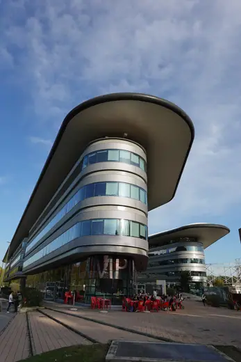 Photo 2: Exterior