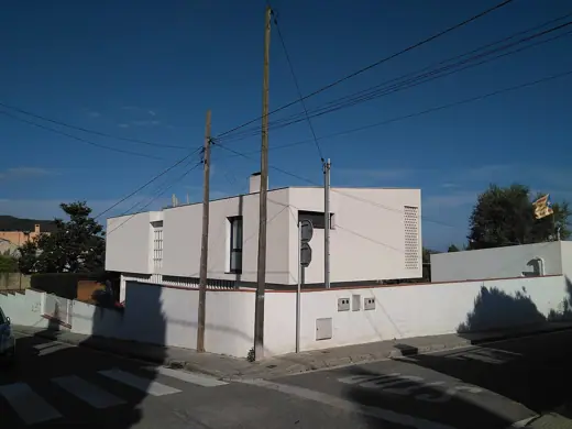 Photo 1: Exterior