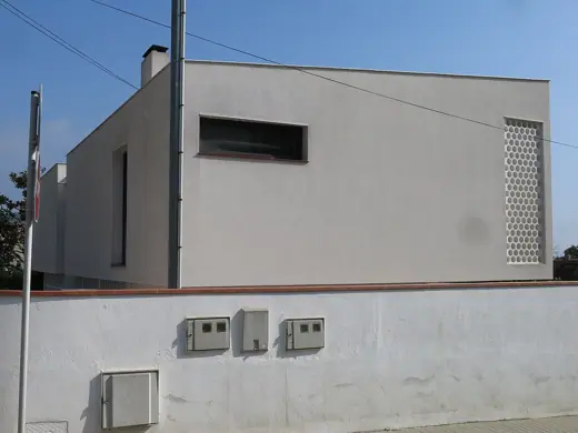 Photo 2: Exterior