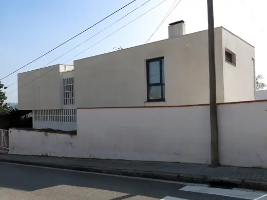 Photo 3: Exterior