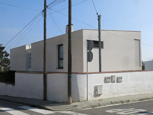 Photo 4: Exterior