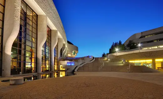 Photo 2: Exterior