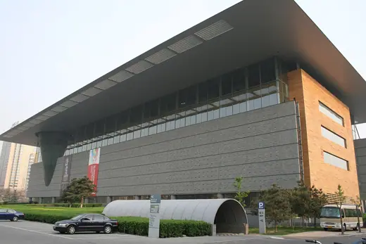 Photo 1: Exterior