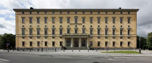 Photo 2: Exterior