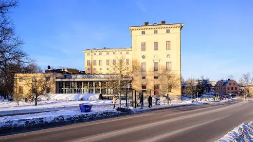 Photo 3: Exterior