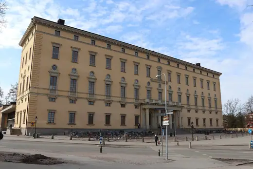Photo 4: Exterior