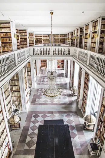 Photo 5: Interior