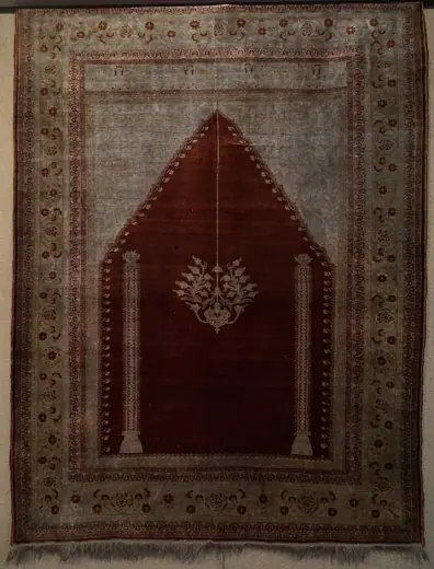 Photo 6: Detail · carpet museum, classic two columns lampshade design