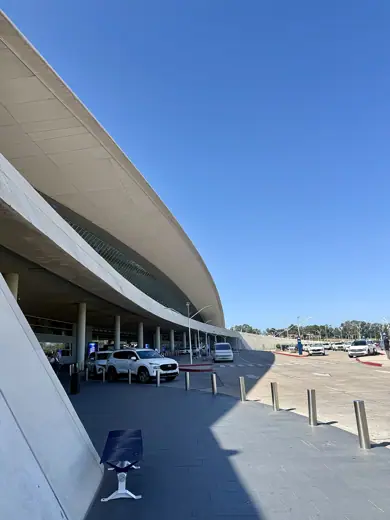 Photo 1: Exterior · Vista de la terminal desde el estacionamiento