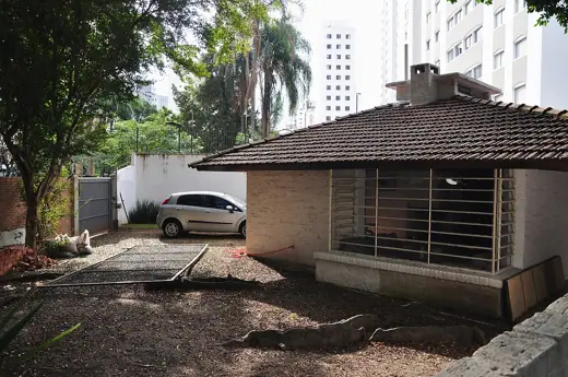 Photo 2: Exterior