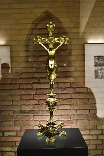 Photo 6: Interior · Crucifijo de Carles Mani para el oratorio de la Casa Batlló