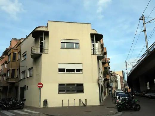 Photo 1: Exterior