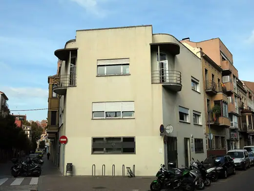 Photo 2: Exterior