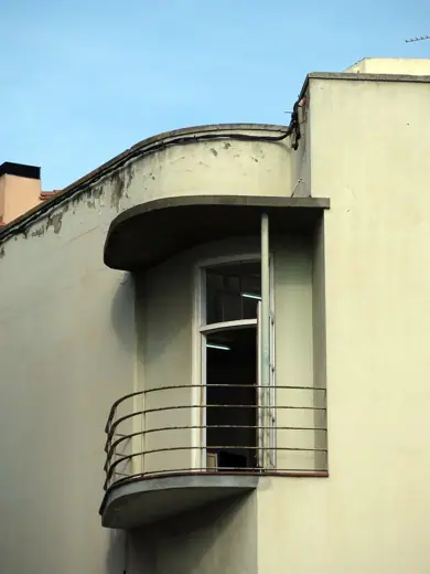 Photo 3: Exterior