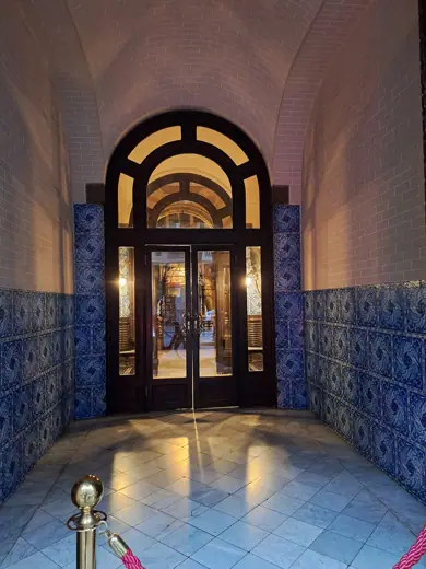 Photo 2: Exterior · Vestíbul de la casa Calvet