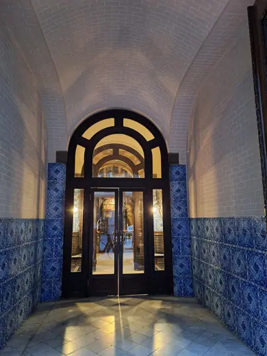 Photo 3: Exterior · Vestíbul de la casa Calvet