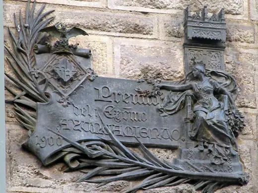 Photo 4: Exterior