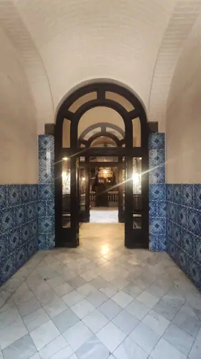 Photo 6: Interior · Vue directement après la porte d'entrée du premier hall de la Casa Calvet