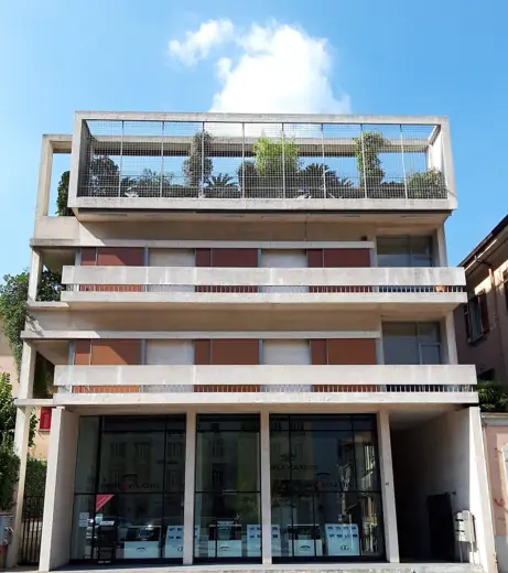 Photo 1: Exterior