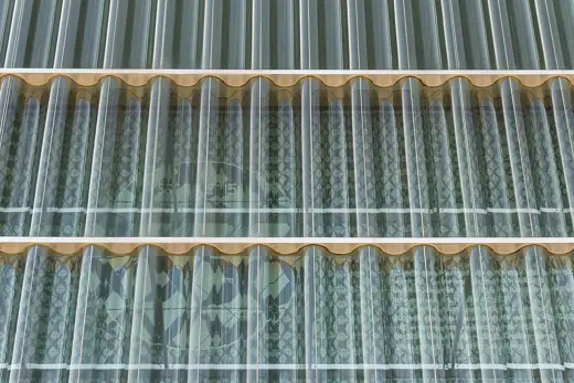 Photo 7: Detail · Wavy glass