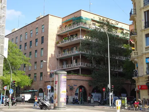 Photo 2: Exterior