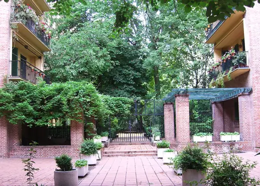 Photo 3: Exterior