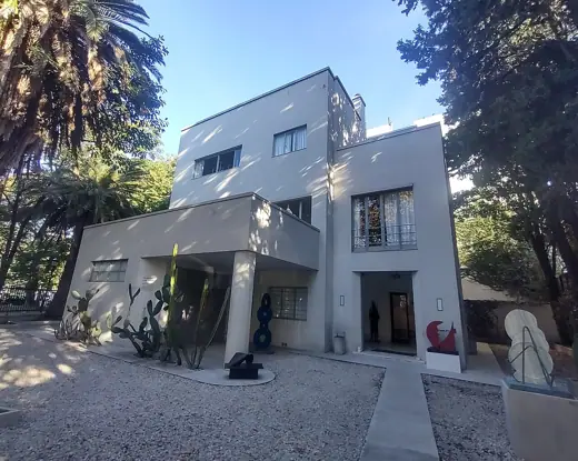 Photo 1: Exterior