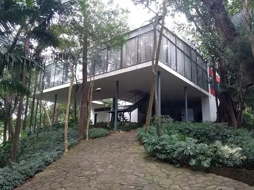 Photo 4: Exterior · Residência da arquiteta ítalo-brasileira Lina Bo Bardi